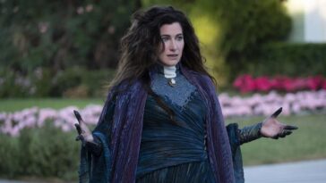 deux dragons incendient une ville et ses habitants dans une broderie du générique de house of the dragon