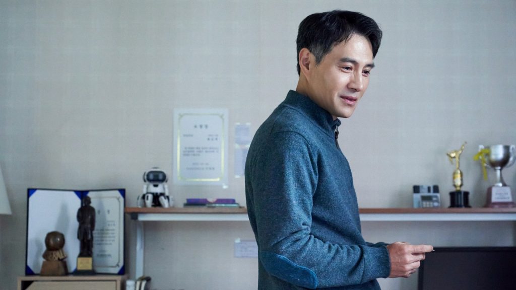 El padre de Hae Jo en la habitación de su hijo en Mr Plankton