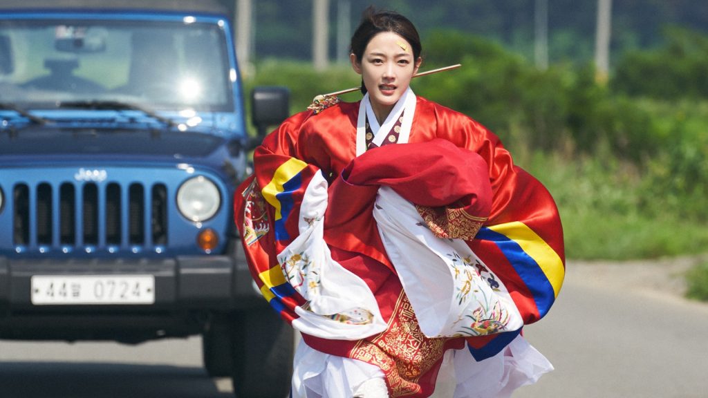 Jae-mi en traje tradicional de novia corriendo en una carretera en Mr Plankton