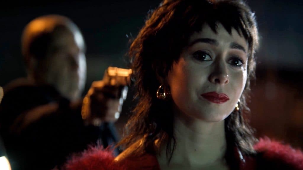 Sofia Falcone apuntada por Oz Cobb en el episodio final de The Penguin