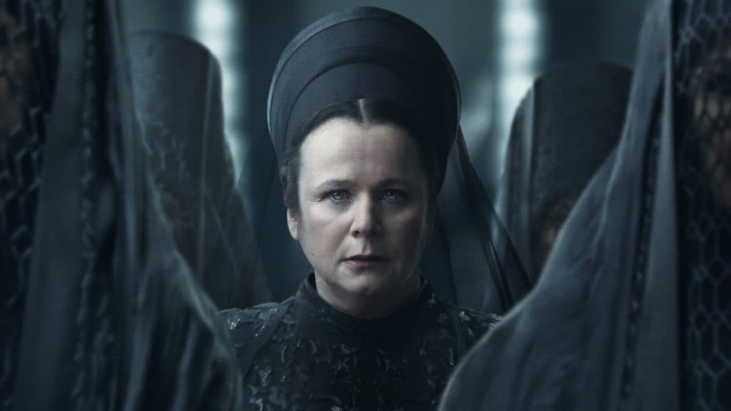 Valya Harkonnen en un traje negro rodeada de siluetas oscuras en la imagen clave de Dune: Prophecy