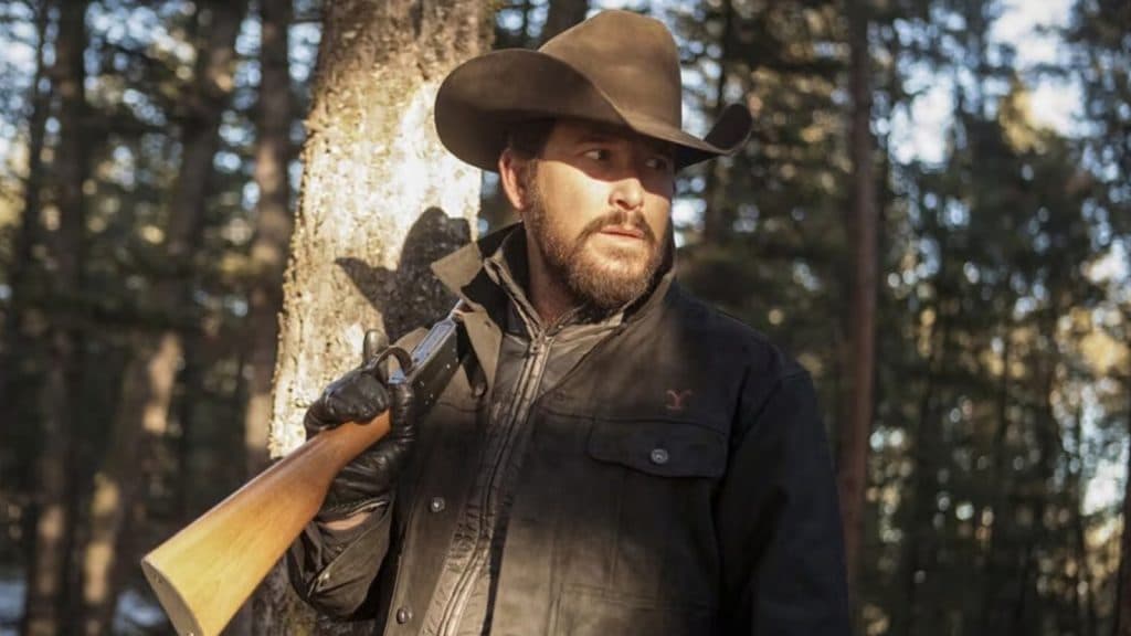 Rip en Yellowstone en el bosque con un rifle