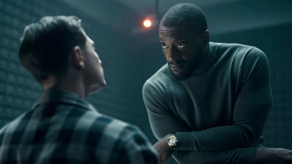 ¿Habrá una temporada 2 de Cross en Prime Video? 2 Alex Cross interroga a alguien en la serie Cross