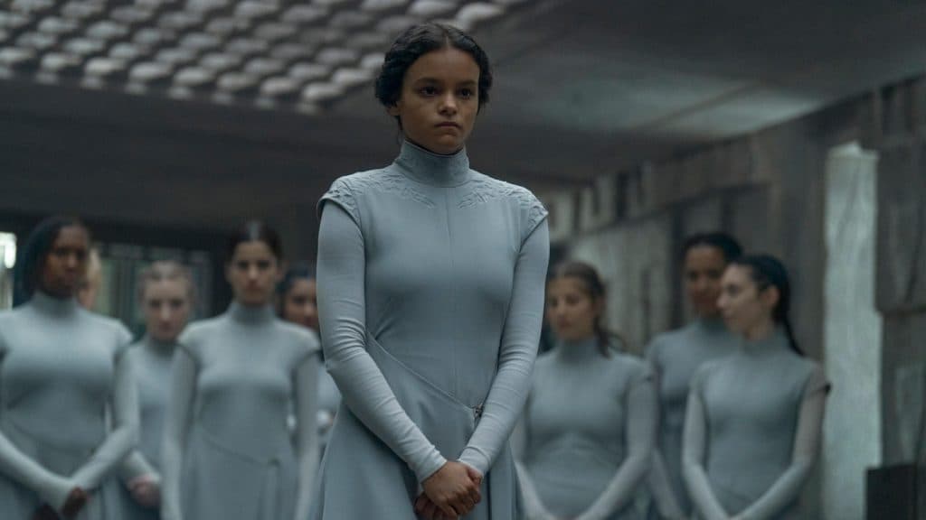 Lila en traje de postulante se encuentra frente a otras jóvenes del Bene Gesserit en Dune Profecía