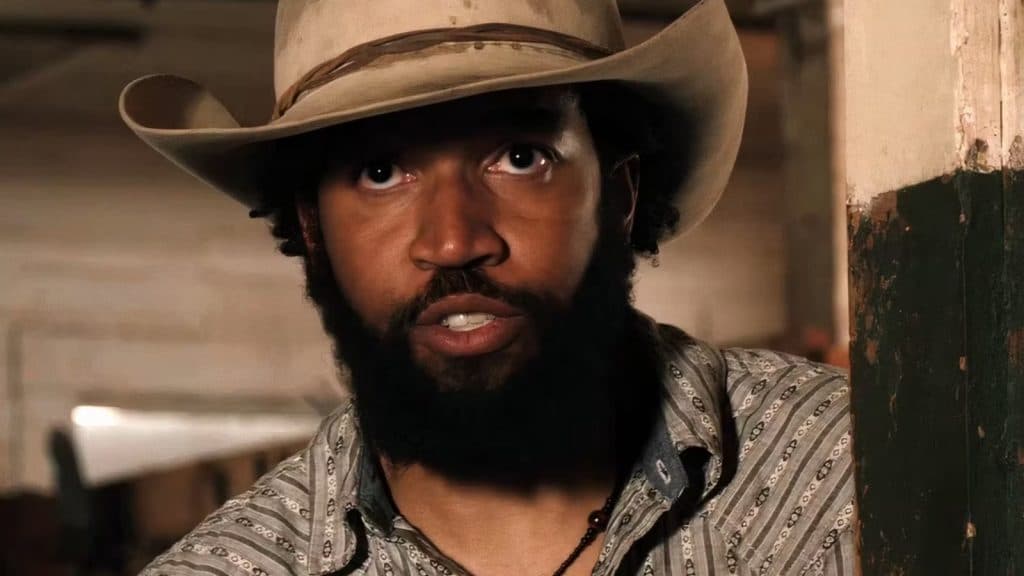 Colby en los establos en la temporada 5 de Yellowstone