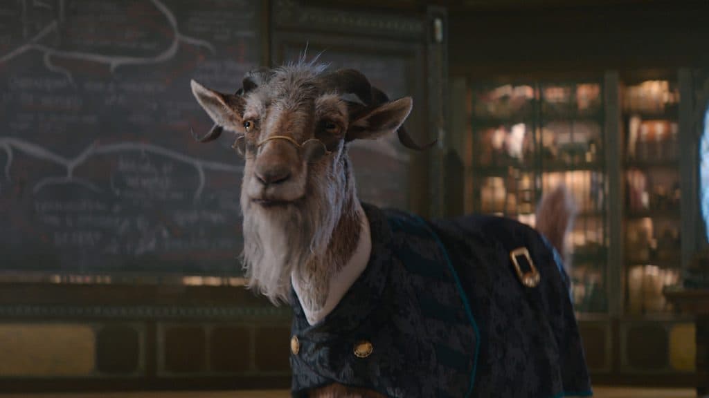 El Dr. Dillamond, una cabra vestida con un traje en un aula en Wicked