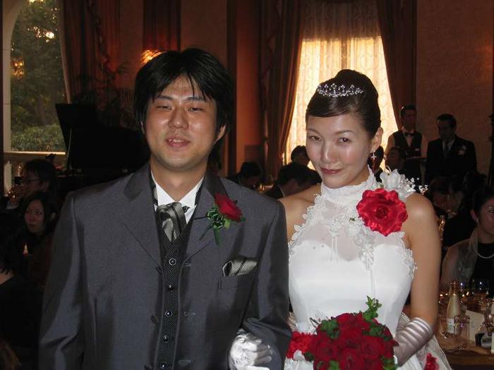 Eiichiro Oda y su esposa en su boda