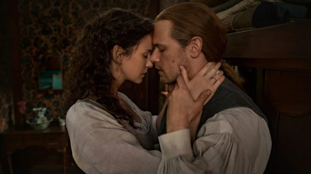 Claire y Jamie se abrazan en Outlander