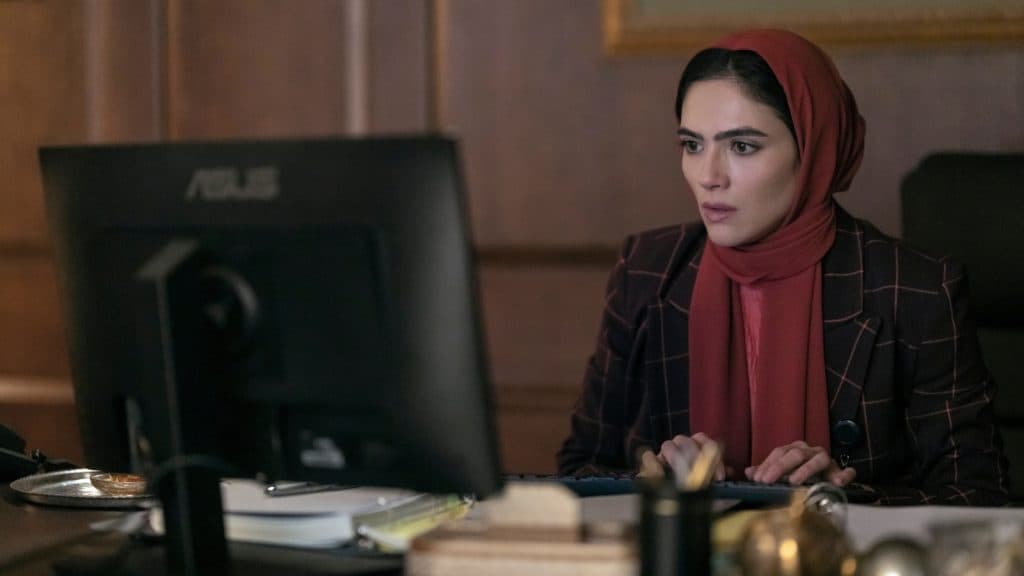 Noor frente a una computadora en la temporada 2 de The Night Agent