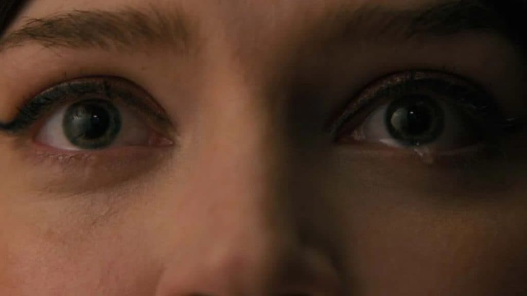 Primer plano de Iris llorando en Companion