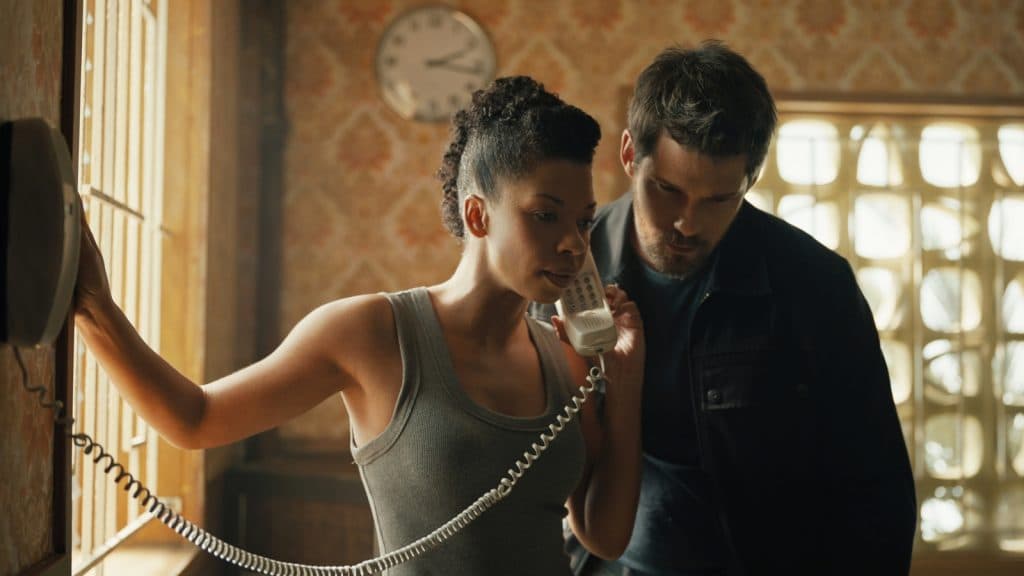 Dawn Gilbane y Dodge al teléfono en la temporada 2 de The Recruit