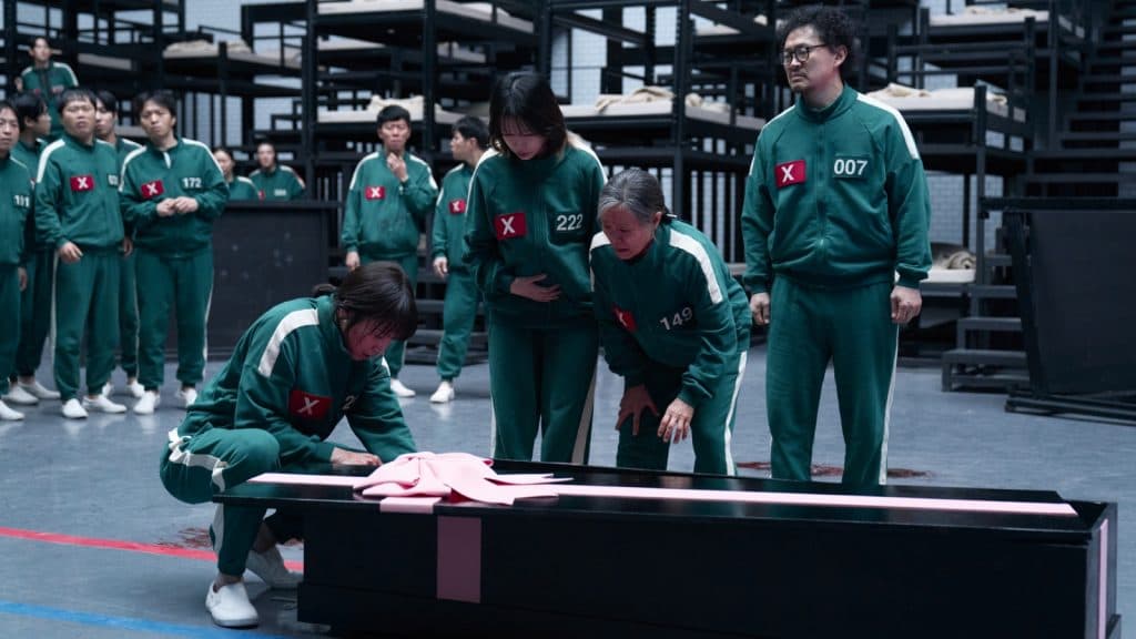 Los candidatos de la temporada 3 de Squid Game sobre un ataúd