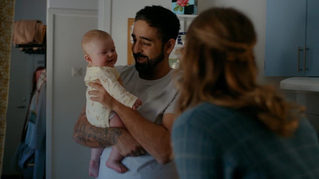 Daniel sostiene a su bebé frente a Ida en Asesinatos en Are