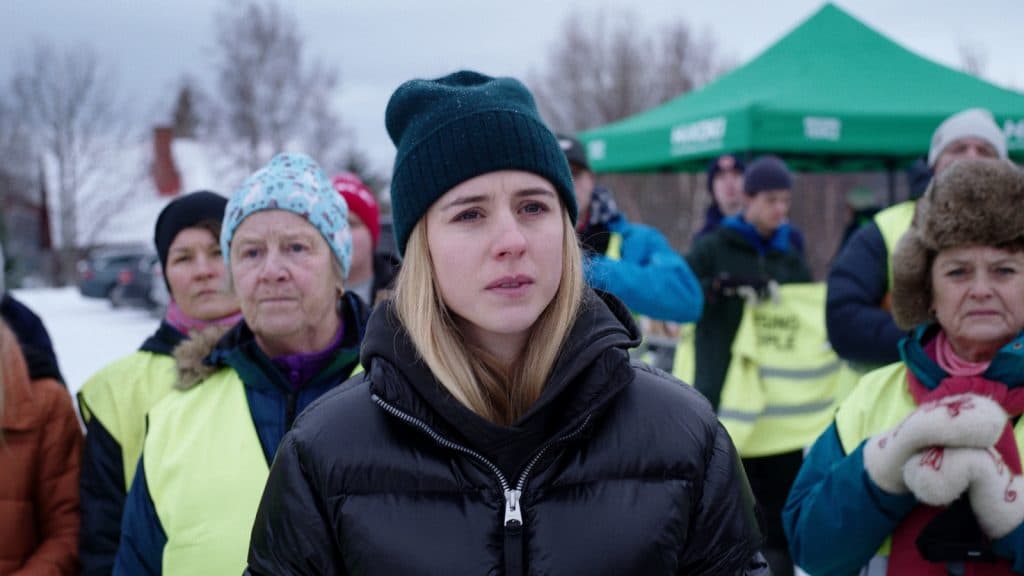 Hanna y un grupo de búsqueda en Asesinatos en Are