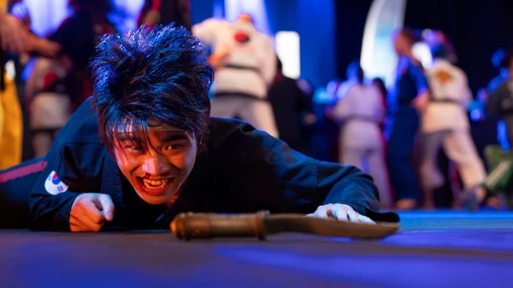 Kwon mirando un cuchillo en el tatami en la temporada 6 de Cobra Kai