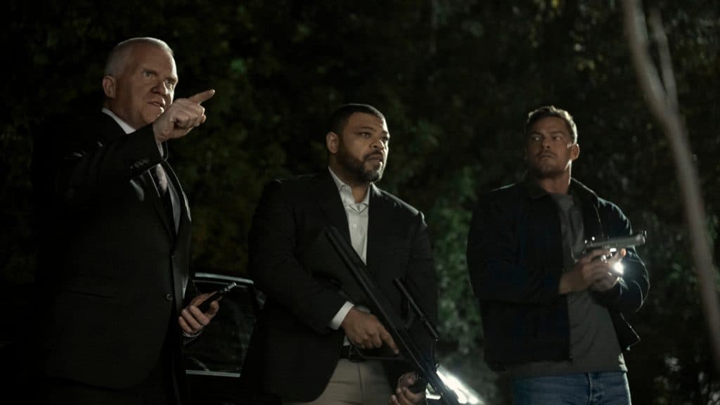 Zachary Beck, Duke y Reacher con armas de noche en la temporada 3 de Reacher