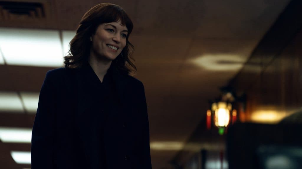 Helena Eagan en el restaurante en Severance