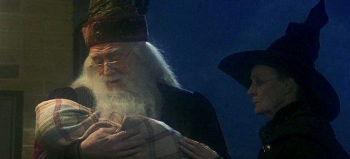 Dumbledore y McGonagall colocan a Harry en el Dursley