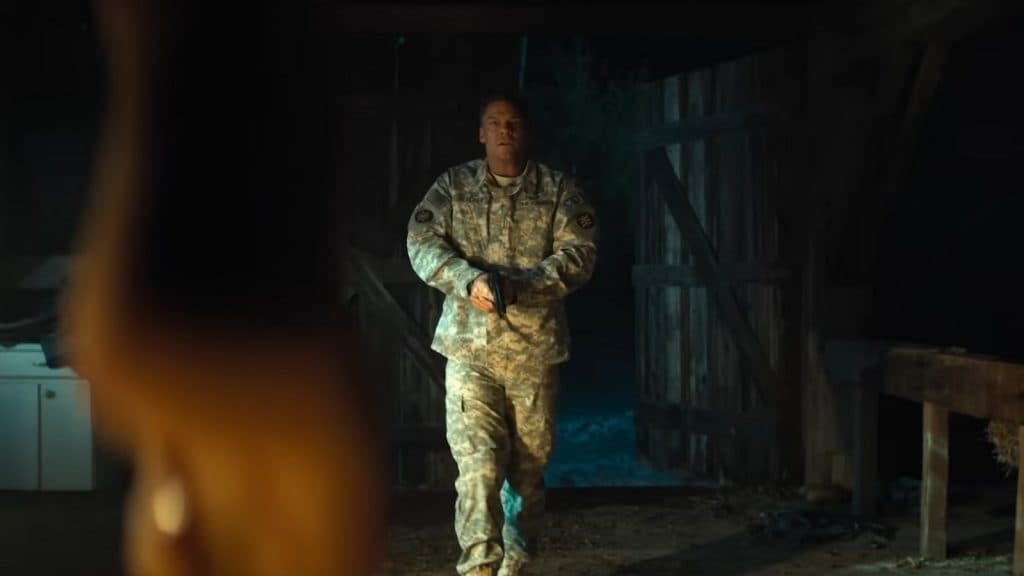 Reacher frente a un cuerpo colgado en una granja en la temporada 3 de Reacher