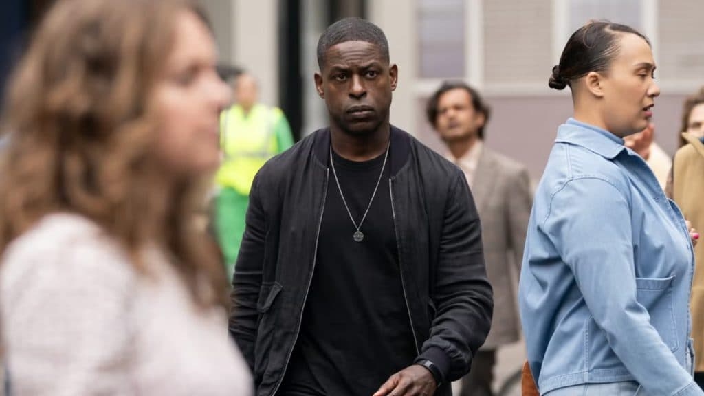 Xavier Collins camina en la multitud de la ciudad de Paradise