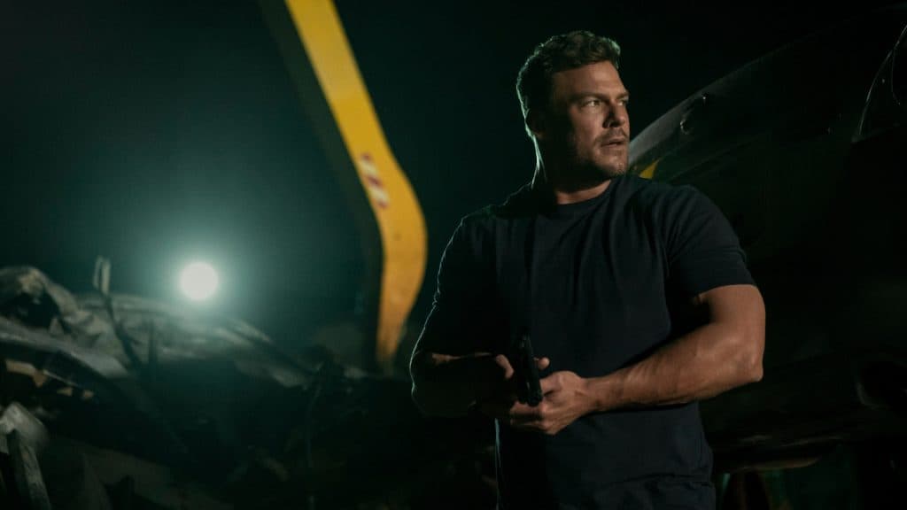 Jack Reacher con un arma en la mano en la temporada 3 de Reacher