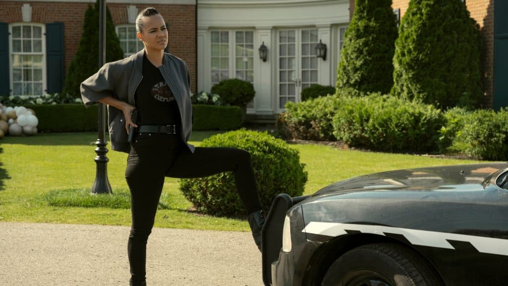 Frances Neagley frente a un coche de policía en la temporada 3 de Reacher