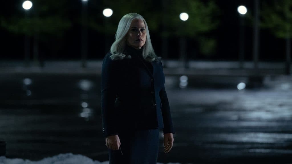 Harmony Cobel en el estacionamiento de Lumon en Severance