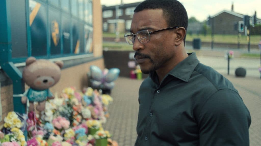 El teniente Bascombe frente a un memorial en la serie Adolescencia