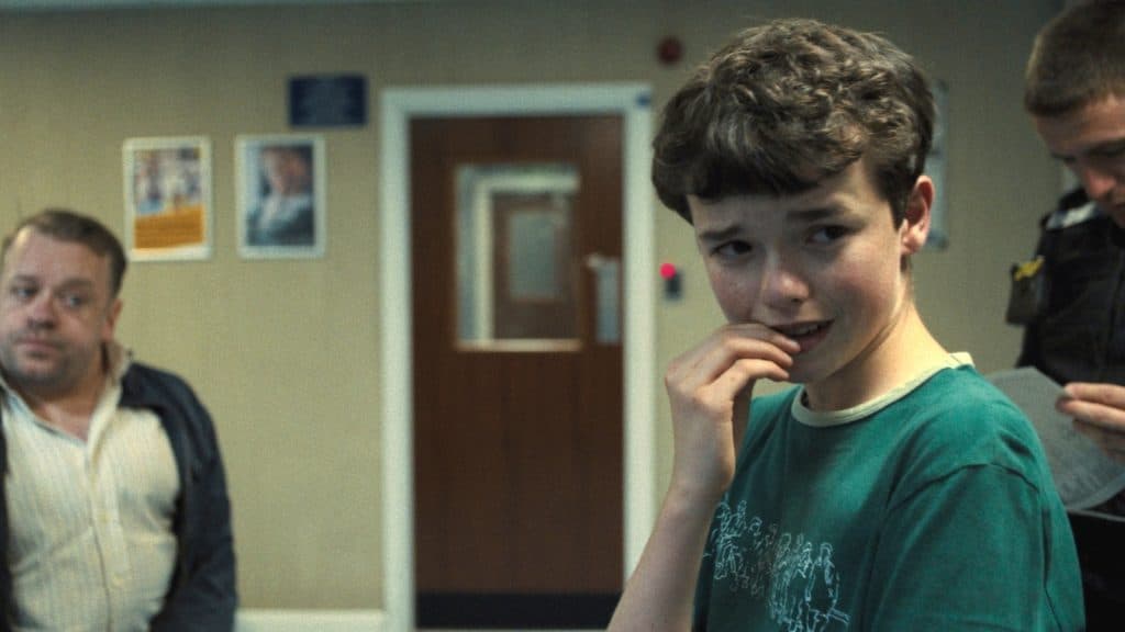 Jamie Miller aterrorizado en la comisaría en Adolescencia