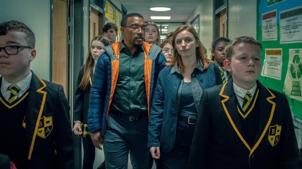 Los policías entre estudiantes en la serie Adolescencia