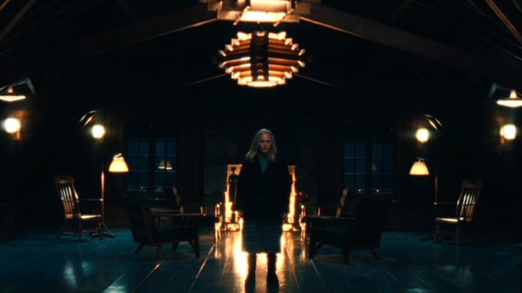 Harmony Cobel en el centro de un chalet simétrico en Severance