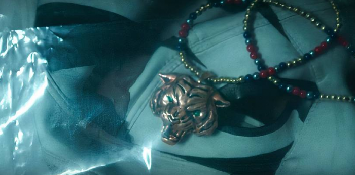 Daredevil nació de nuevo: los 12 mejores huevos de Pascua en el episodio 4 4 Amuleto de tigre blanco