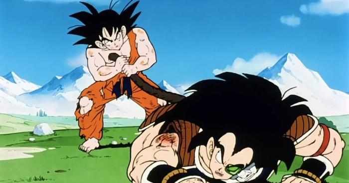 Goku sosteniendo la cola de Raditz