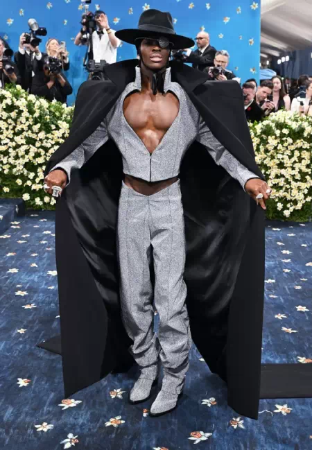 La extraña aventura de JoJo: el atuendo de este modelo está inspirado en el anime en la Gala Met 2025 6 Alton Mason en Met Gala 2025