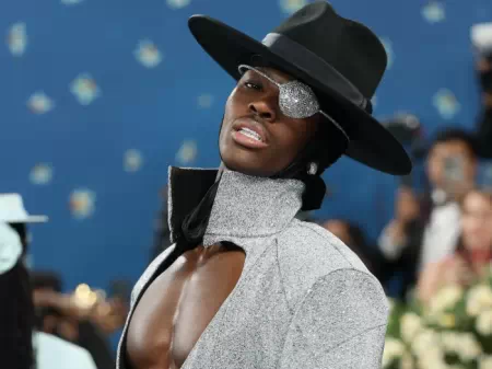 La extraña aventura de JoJo: el atuendo de este modelo está inspirado en el anime en la Gala Met 2025 3 Alton Mason en Met Gala 2025