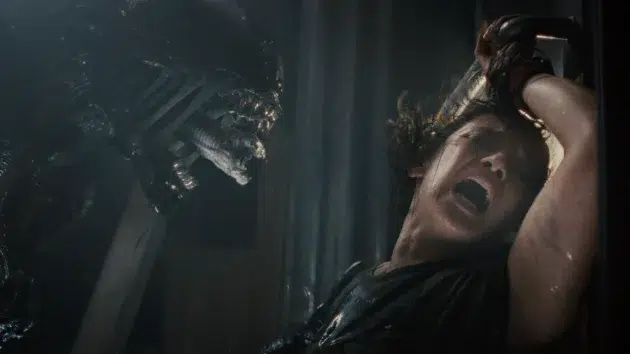 alien romulus cailee spaeny vs xénomorphe