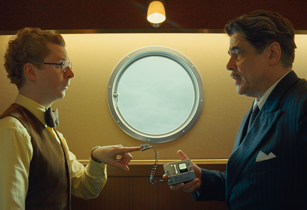 Michael Cera y Benicio del Toro en The Phoenician Scheme