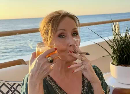 JK Rowling con un cigarro