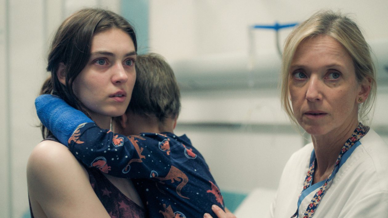 Anamaria Vartolomei y Léa Drucker en El interés de Adam