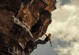 Apex: ¿Charlize Theon tiene un doble? Escalada, kayak, etc.