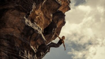 Apex: ¿Charlize Theon tiene un doble? Escalada, kayak, etc.