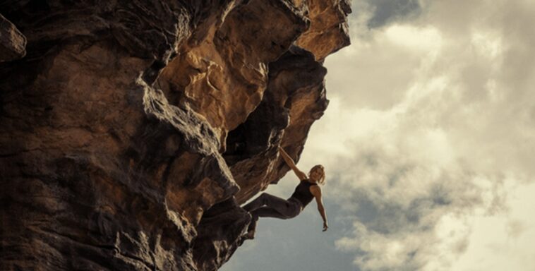 Apex: ¿Charlize Theon tiene un doble? Escalada, kayak, etc. 1 Apex: ¿Charlize Theon tiene un doble? Escalada, kayak, etc.