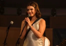 Fuera del campus: actriz Hannah: ¿Ella Bright realmente canta?