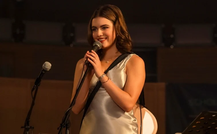 Fuera del campus: actriz Hannah: ¿Ella Bright realmente canta? 1 Fuera del campus: actriz Hannah: ¿Ella Bright realmente canta?